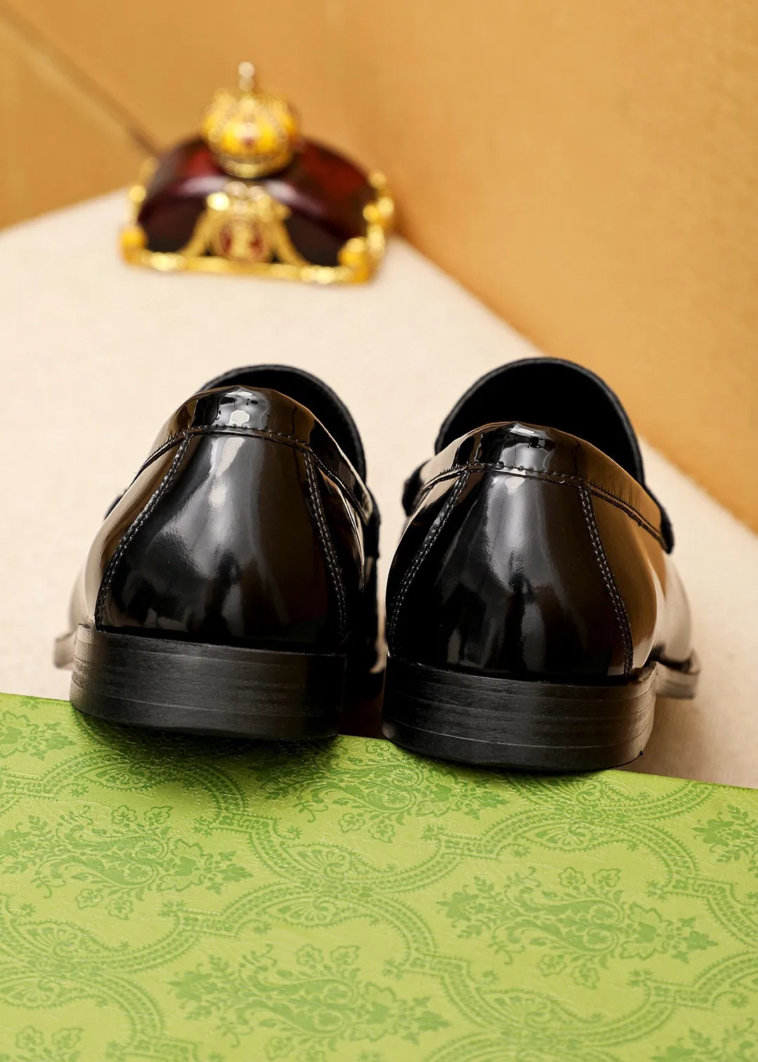 Men's shoes 💰460 💐 Product trademark: GUCCI "Gucci" casual leather shoes Regular size: 38-44 (45🉑️customized) Product materials: Selected imported first-layer open-edge beaded cowhide leather upper + luxury hardware buckle, imported water-dyed cowhide leather lining. Strong three-dimensional visual effect, original combination outsole Color: 2⃣️colors available